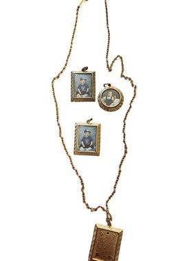 18" Gold toned necklace and 4 picture lockets vintage keepsake memories photos